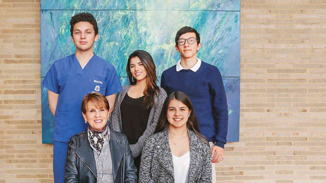 De izquierda a derecha: José Manuel Fernández, Isabella Castillo, Juan Sebastián Álvarez, Raquel Rojas, rectora, y Valentina Gómez. Estudiantes destacados de la promoción 2017.