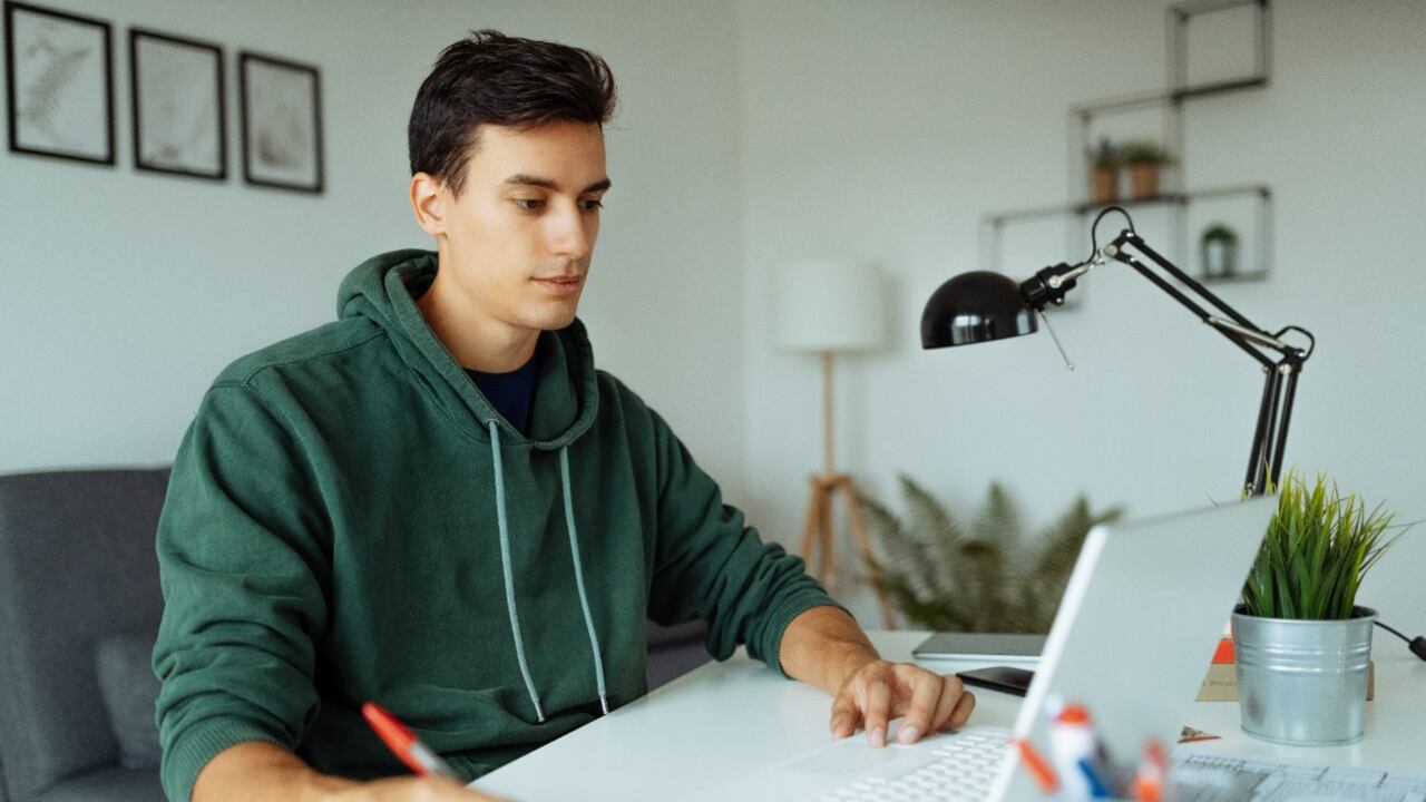 Para los niños y jóvenes, aprender virtualmente, aunque tiene ventajas porque les da cierta independencia, no resulta del todo favorable en materia de calidad.