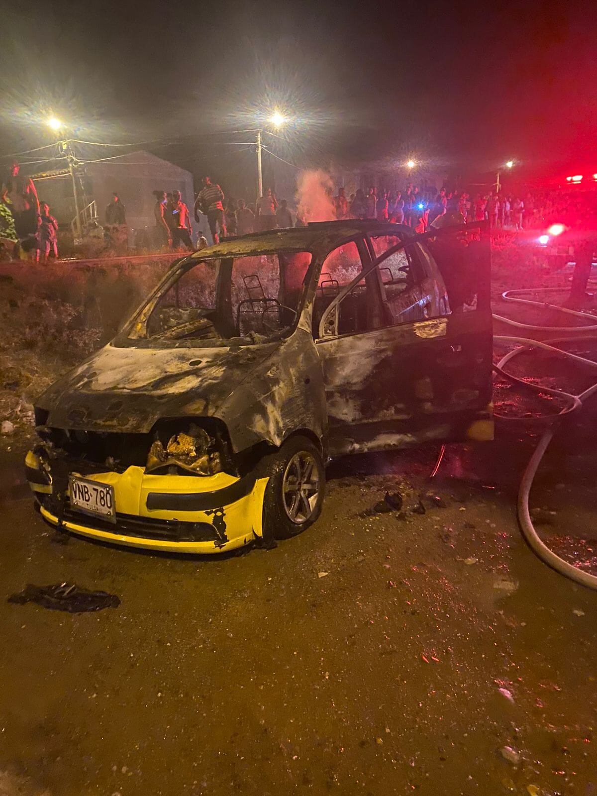 Este es uno de los carros incinerados en Tuluá recientemente.