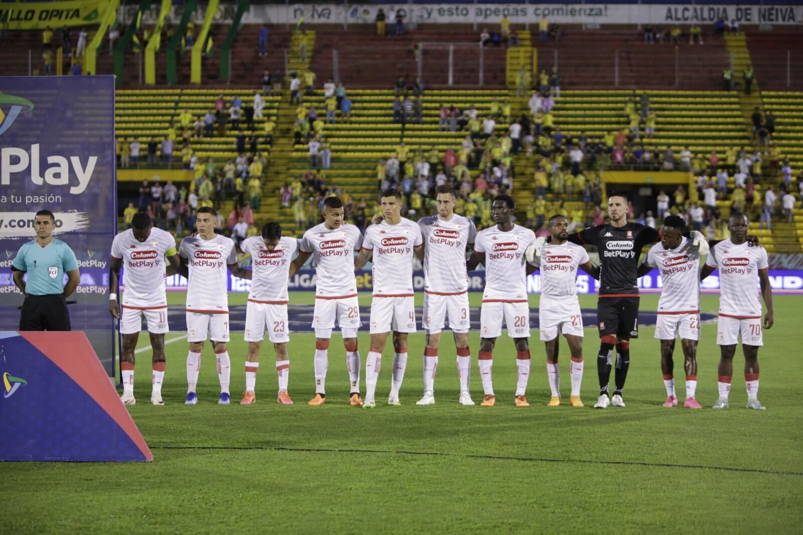 Jugadores de Independiente Santa Fe durante los actos protocolarios en Neiva, Huila