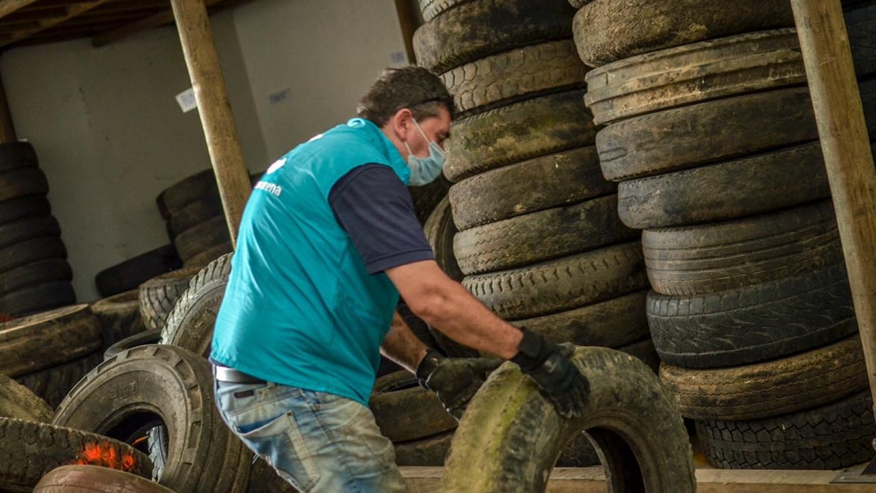 Centro de acopio de llantas usadas