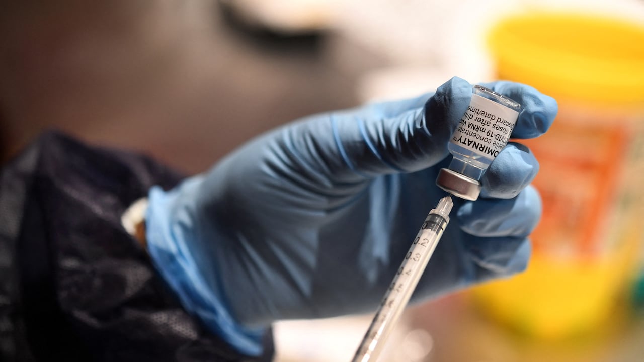 OMS advierte que bastaría con administrar dosis de refuerzo para superar la pandemia de la covid-19. (Photo by Fred TANNEAU / AFP)