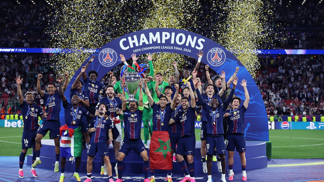 El defensa brasileño del Paris Saint-Germain, Marquinhos, número 05, levanta el trofeo tras ganar la final de la Liga de Campeones de la UEFA entre el Paris Saint-Germain (PSG) y el Arsenal FC en el Puskás Arena de Budapest el 30 de mayo de 2026.