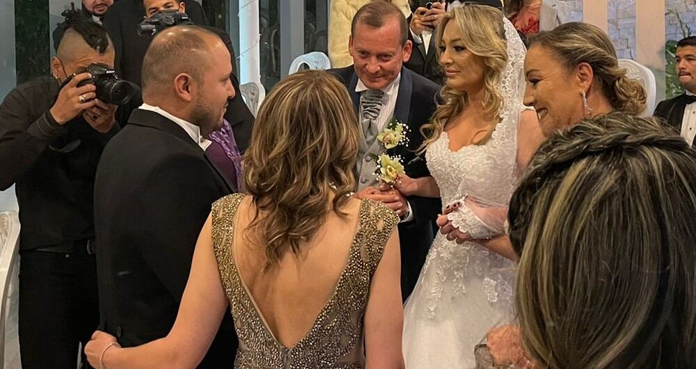 Jorge Suárez, hijo del Mono Jojoy de las Farc, y Catalina Suárez, periodista cercana al expresidente Álvaro Uribe, contrajeron matrimonio en Bogotá. Momento en que la novia llega al altar de manos de sus padres, Sandra y Rafael.