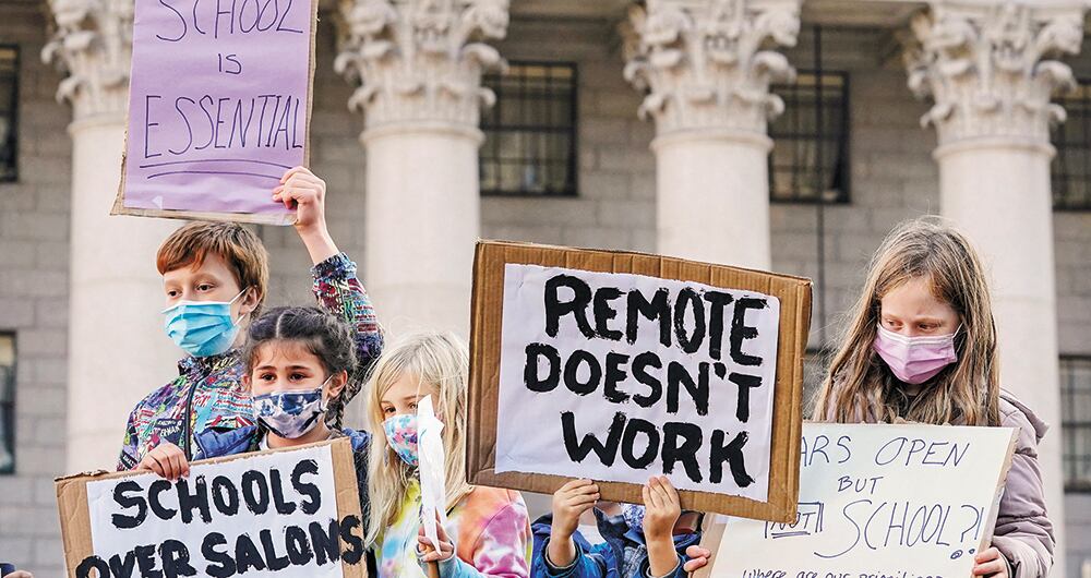Adultos, jóvenes y niños protestaron por el inminente cierre de los colegios en Nueva York. 