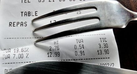 Algunos internautas dijeron que por los altos costos pagados debieron haberse podido llevar el tenedor. 