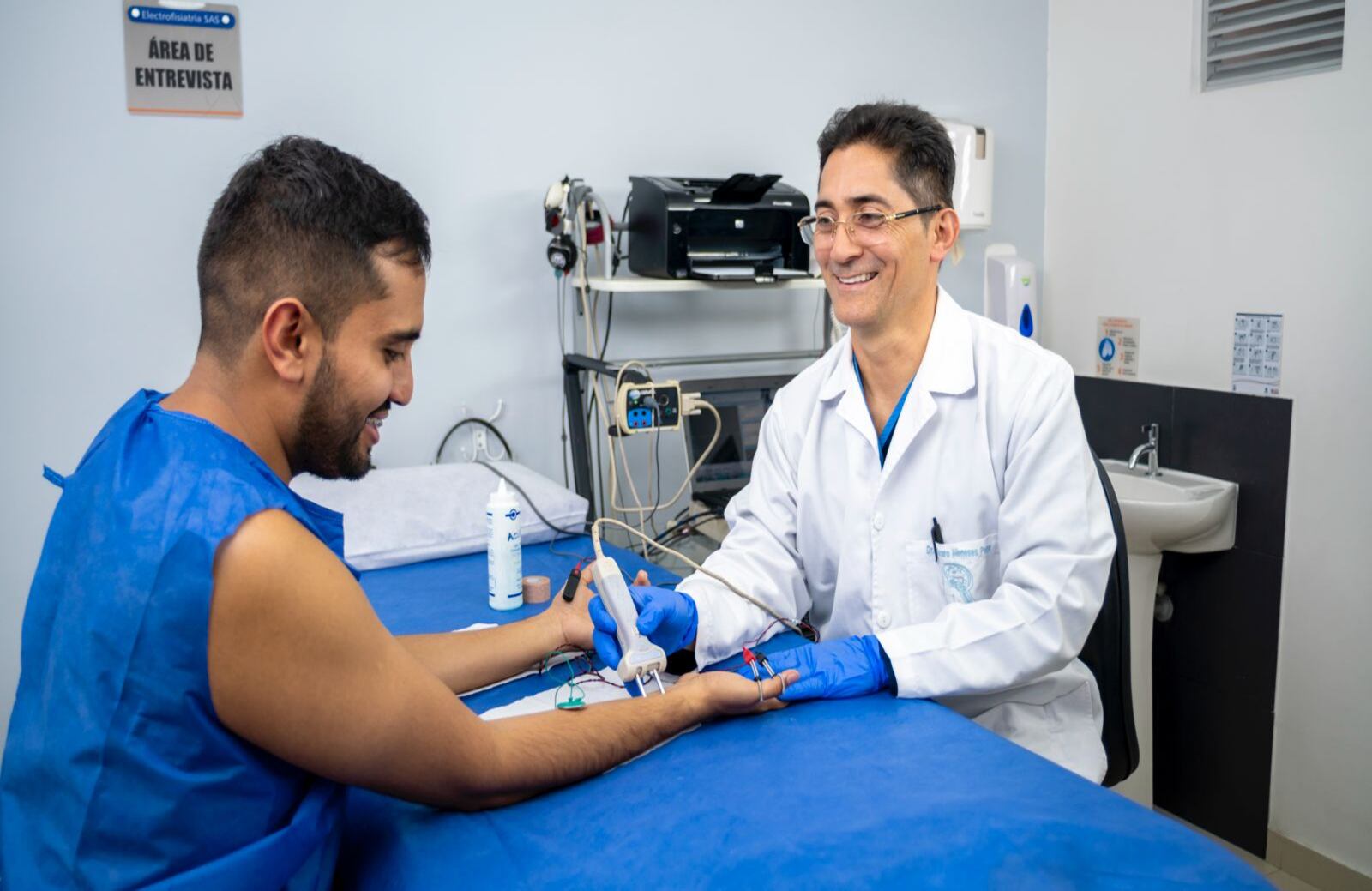 Electrofisiatría propone un modelo de medicina alternativa para que los pacientes puedan recuperarse sin necesidad de cirugía; el 90% de los casos pueden reintegrarse a su vida laboral en pocas semanas.