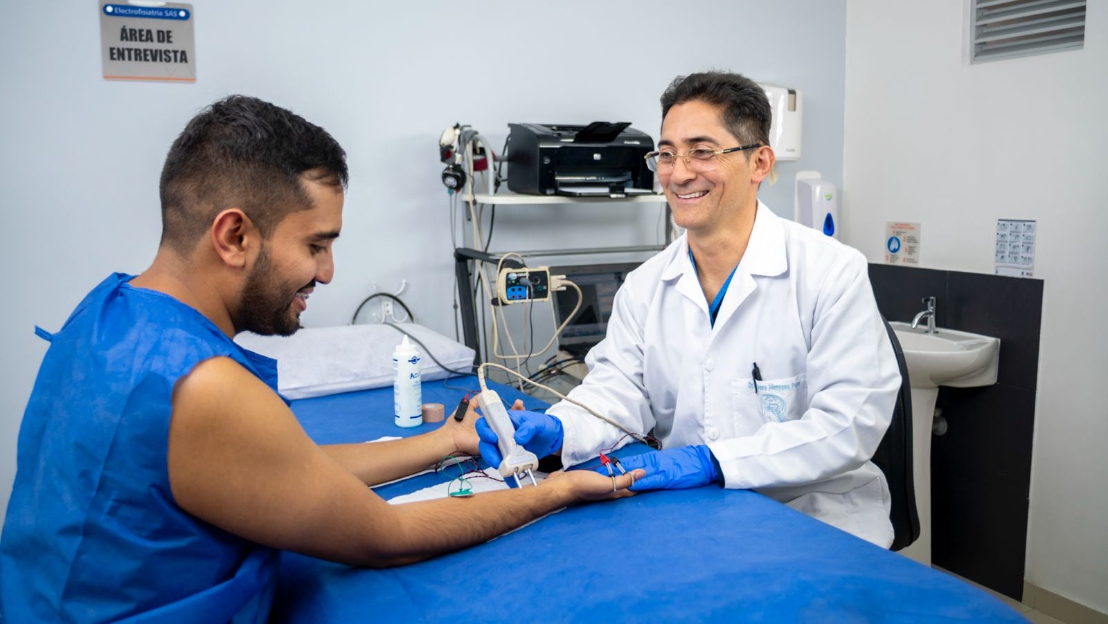 Electrofisiatría propone un modelo de medicina alternativa para que los pacientes puedan recuperarse sin necesidad de cirugía; el 90% de los casos pueden reintegrarse a su vida laboral en pocas semanas.