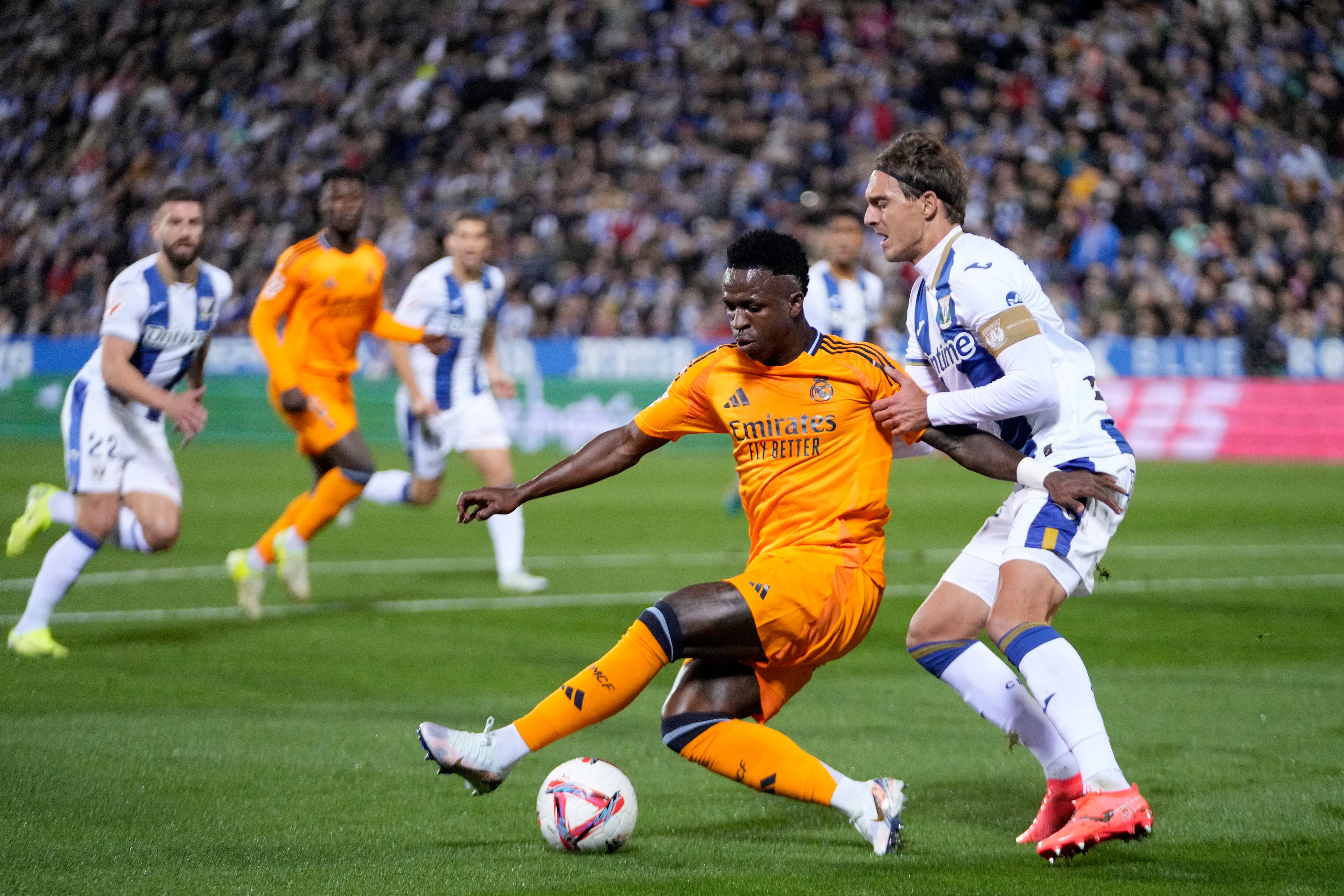 Leganes' Sergio Gonzalez, right, fights for the ball with Real Madrid's Vinicius Junior during a Spanish La Liga soccer match between CD Leganes and Real Madrid in Leganes, outside Madrid, Sunday, Nov. 24, 2024. (AP Photo/Bernat Armangue)