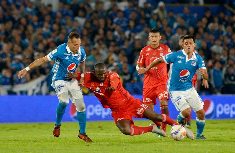 Los embajadores Juan Guillermo Domínguez y David Macalister Silva disputan un balón con el delantero americano Cristian Martínez Borja. Foto: Diana Rey Melo / SEMANA