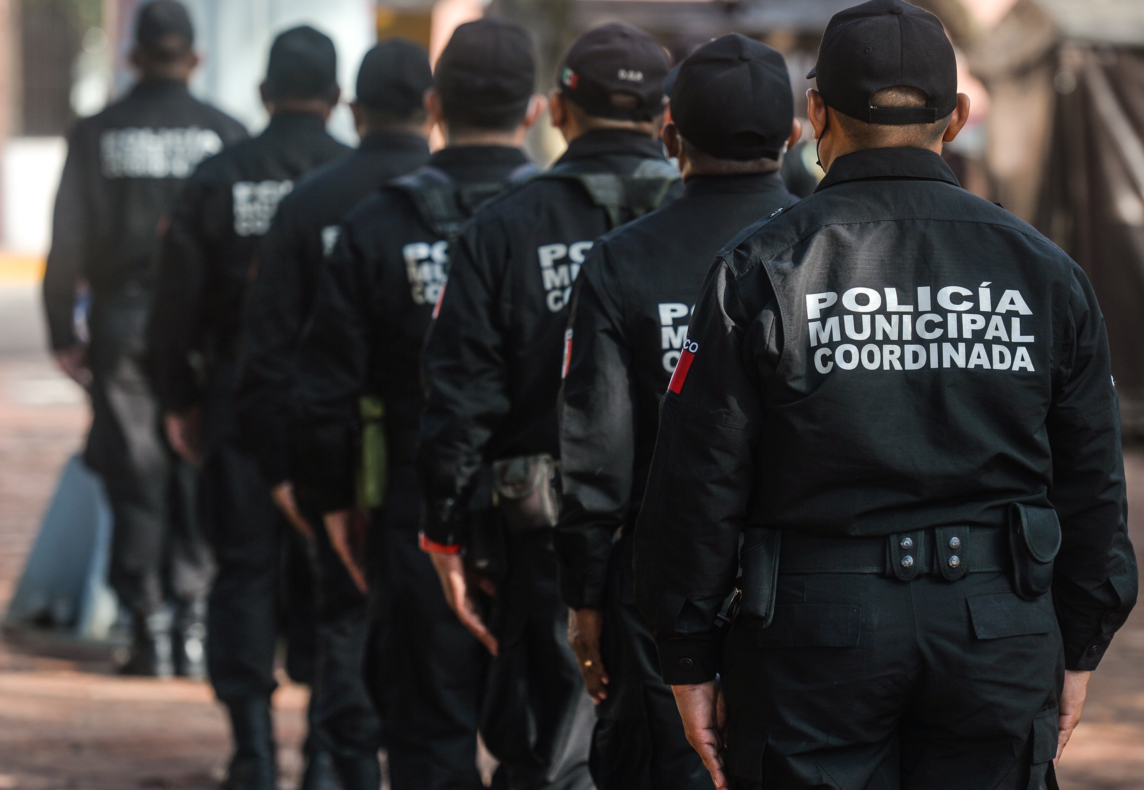 Miembros de la Policía Municipal llegaron al lugar para atender el llamado de los vecinos preocupados por el tiroteo