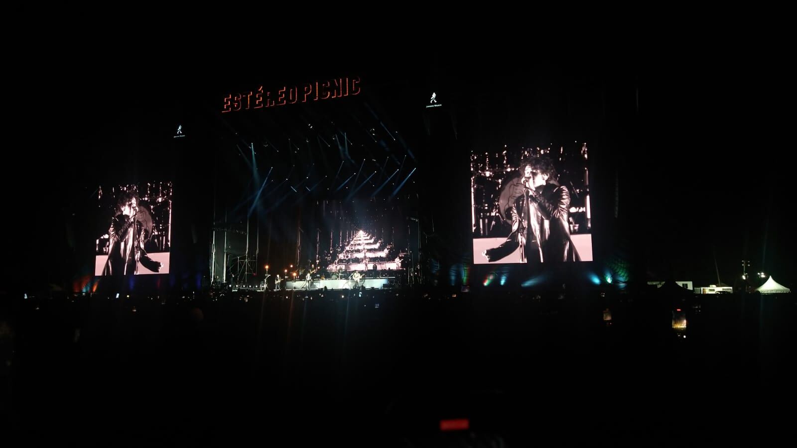 La banda británica le dio un giro al ambiente del festival, enamorando con sus letras y canciones.