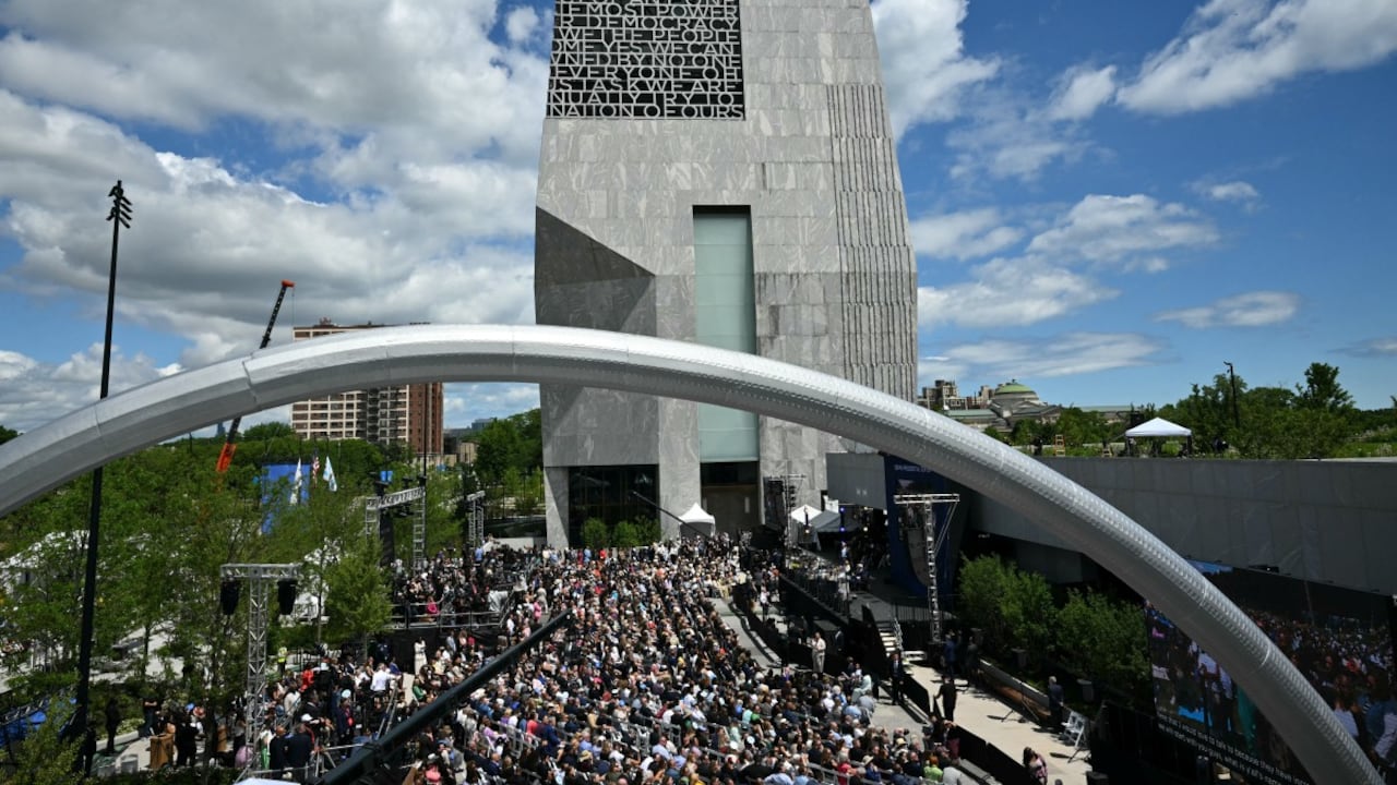 Personas asisten a la inauguración del Centro Presidencial Barack Obama en Chicago, Illinois, el 18 de junio de 2026. (Foto de Pedro UGARTE / AFP)