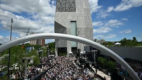 Personas asisten a la inauguración del Centro Presidencial Barack Obama en Chicago, Illinois, el 18 de junio de 2026. (Foto de Pedro UGARTE / AFP)