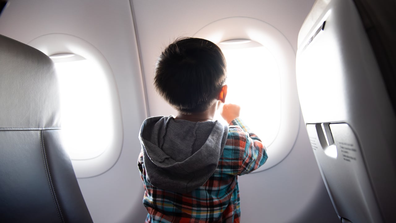 Niño en avión