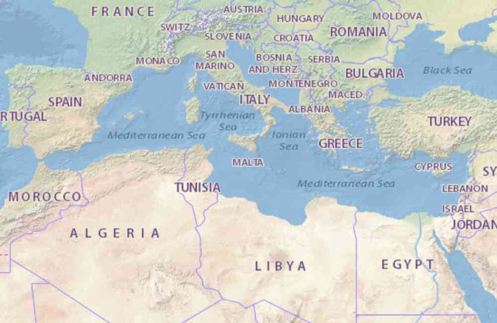 La ruta de los migrantes se encuentra con una de las fronteras más difíciles de Europa: Italia y Malta. SIn embargo, al estar tan cerca de África sigue recibiendo miles y miles de personas cada años que se lanzan al mar. Foto: Geolocalización-Google Maps/WIkipedia.