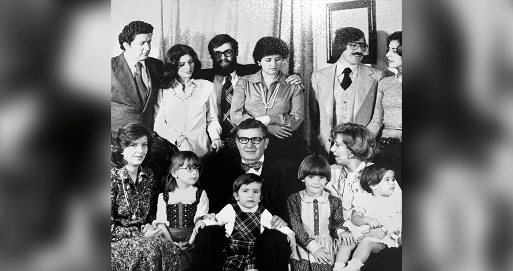 “Mi abuela cantaba boleros, cocinaba sin recetas, escribía tarjetas a mano. Reía con sus nietos”.