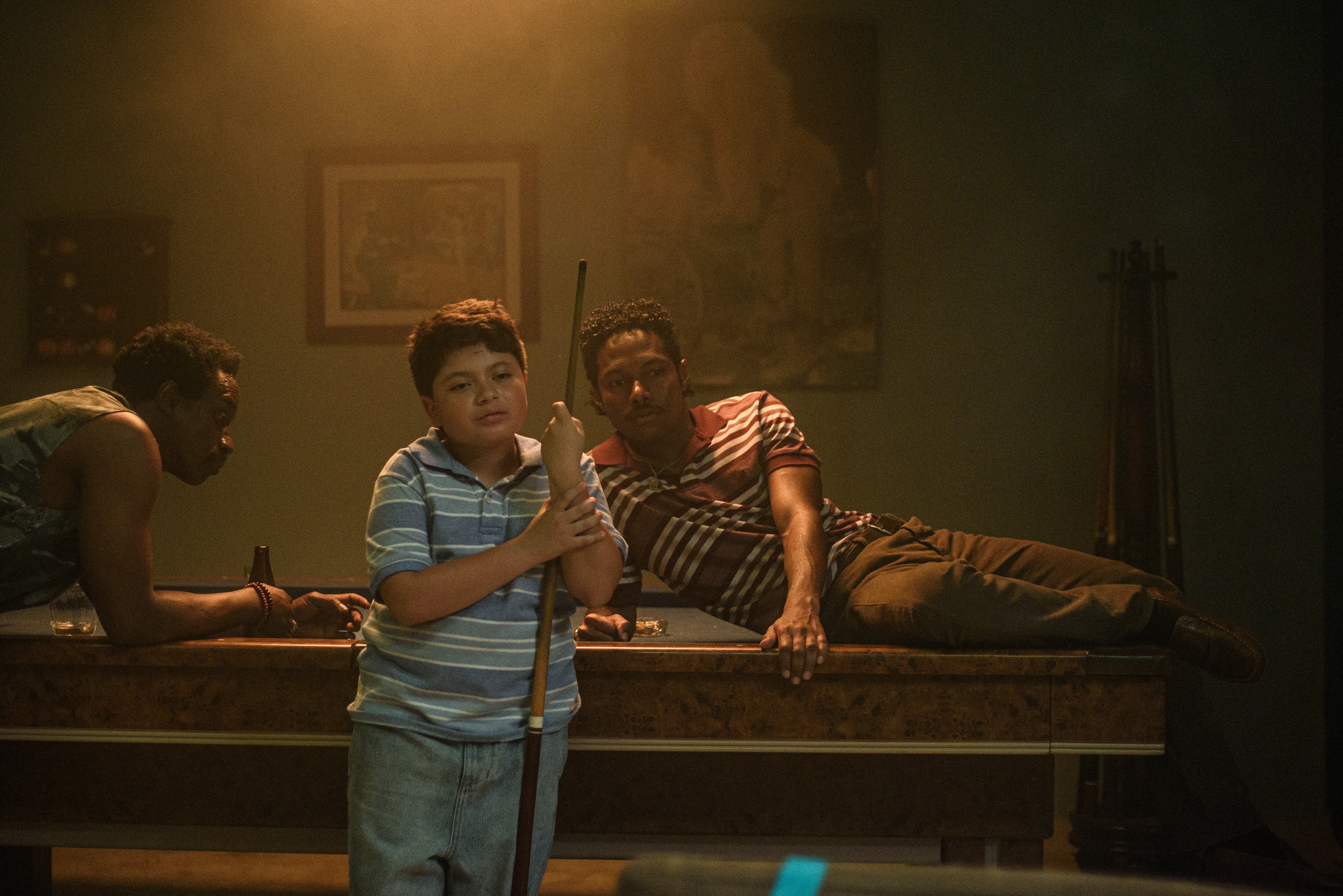 La nueva serie dramática, que narra la infancia del hijo de Pablo Escobar Gaviria, presenta un amplio reparto de personajes que incluye a la familia Escobar y a los sicarios contratados para protegerlo,