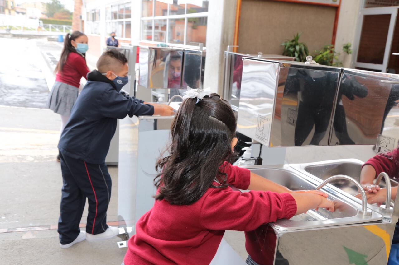 Estudiantes y docentes de los colegios públicos de Bogotá regresan a clases presenciales.