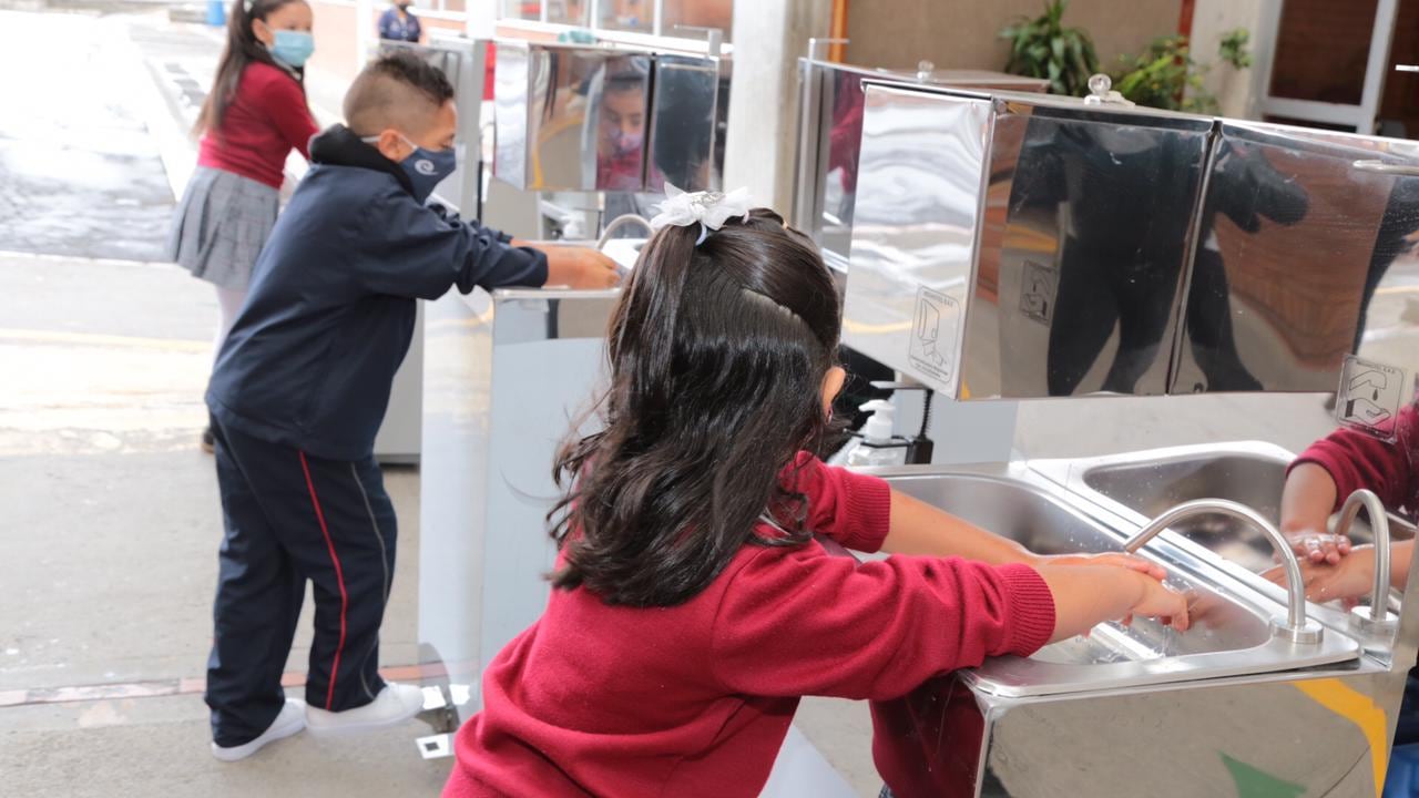 Estudiantes y docentes de los colegios públicos de Bogotá regresan a clases presenciales.