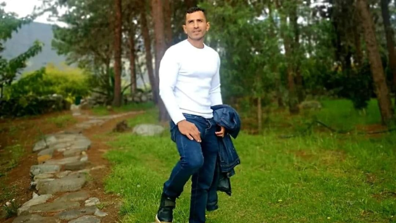 El dolor en la cintura le estaba dificultando caminar.