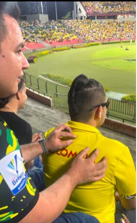 La espalda simula el campo de juego.