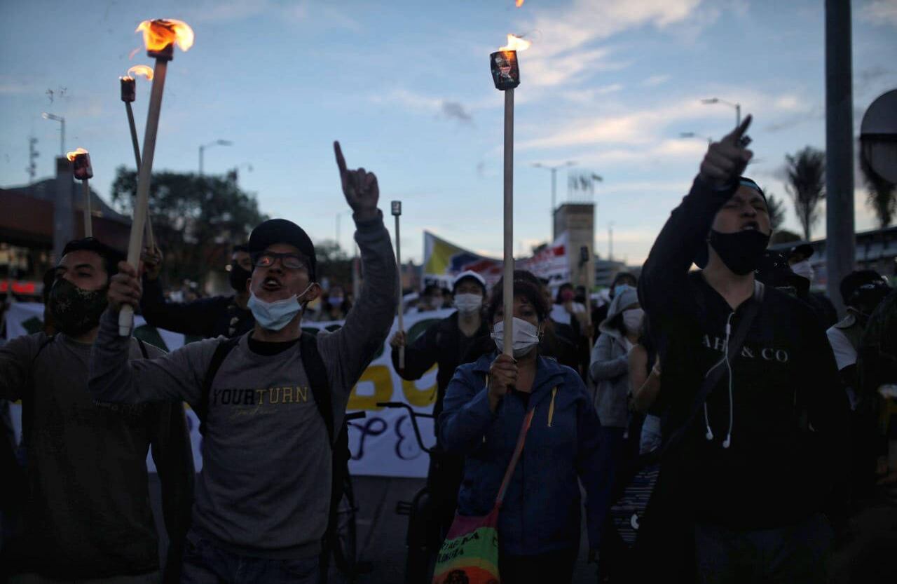 Colombianos gritando arengas pidiendo al Gobierno mejores condiciones para poder vivir en cuarentena