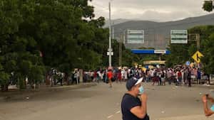 Ante la crecida del río Táchira, ciudadanos venezolanos que entraron por trochas a Colombia intentan a esta hora volver a su país por el puente Simón Bolívar.