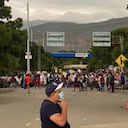 Ante la crecida del río Táchira, ciudadanos venezolanos que entraron por trochas a Colombia intentan a esta hora volver a su país por el puente Simón Bolívar.