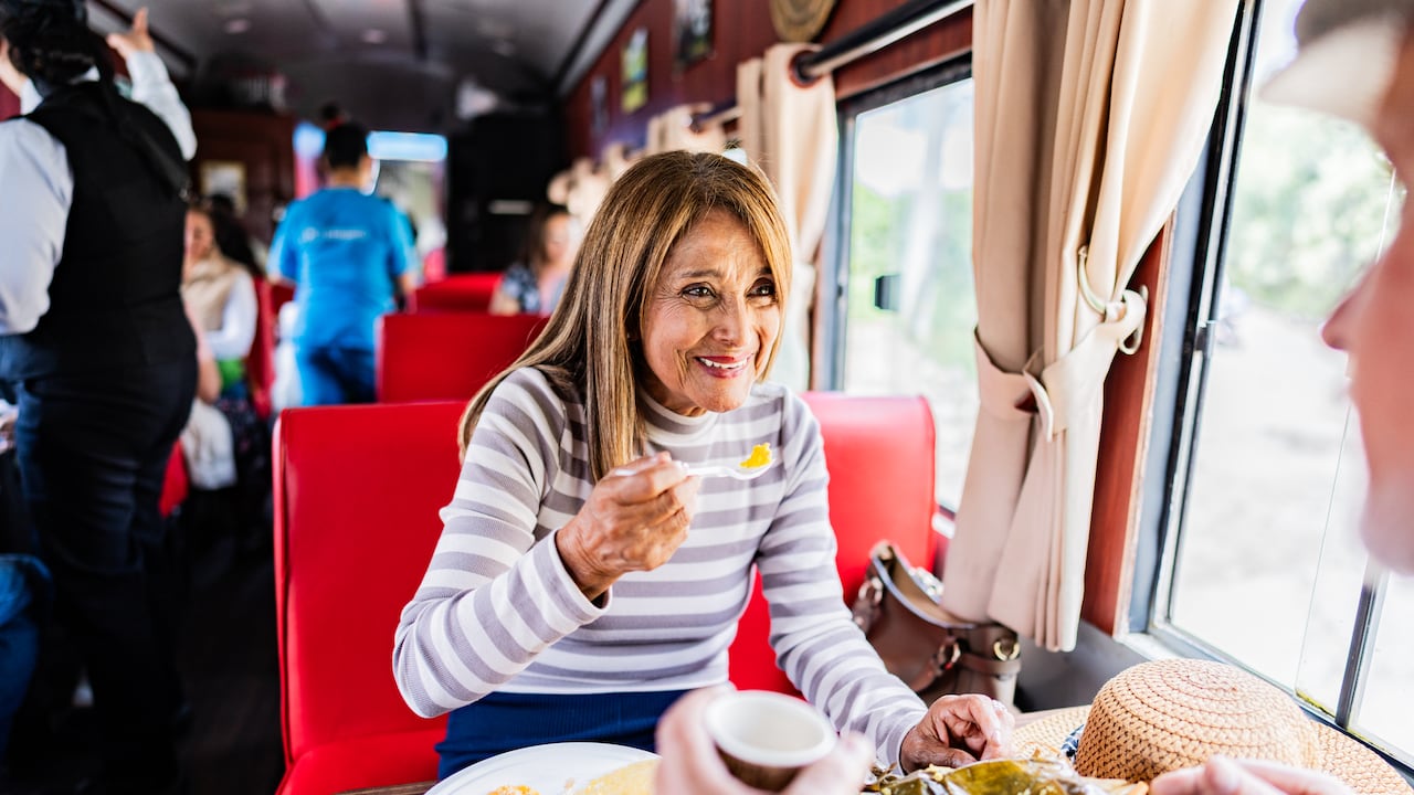Turista probando platos típicos de Colombia.