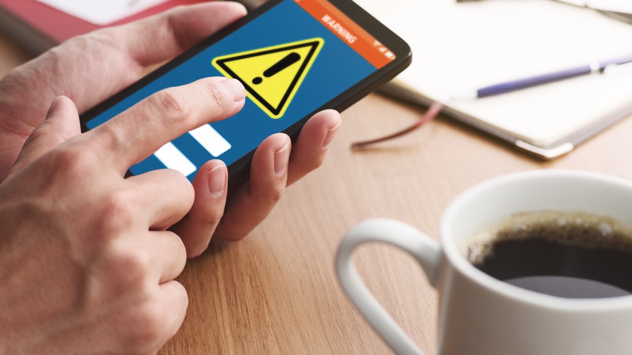 La TSA pidió a los viajeros evitar puertos USB y redes Wi-Fi públicas en aeropuertos para reducir riesgos de hackeo y robo de datos.