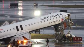 Un CRJ-900 de Air Canada Express se encuentra en la pista después de chocar con un camión de bomberos de la Autoridad Portuaria en el aeropuerto LaGuardia de Nueva York, el 23 de marzo de 2026. Un avión que transportaba a decenas de personas chocó con un camión de bomberos en una pista del aeropuerto LaGuardia de Nueva York, matando al piloto y al copiloto y causando "heridas graves" a otras personas, dijeron las autoridades el lunes. Debido al accidente del domingo por la noche, las autoridades de aviación estadounidenses detuvieron todos los vuelos en LaGuardia, y la autoridad portuaria dijo que el aeropuerto permanecería cerrado al menos hasta las 2:00 pm (1800 GMT) "para permitir una investigación exhaustiva"