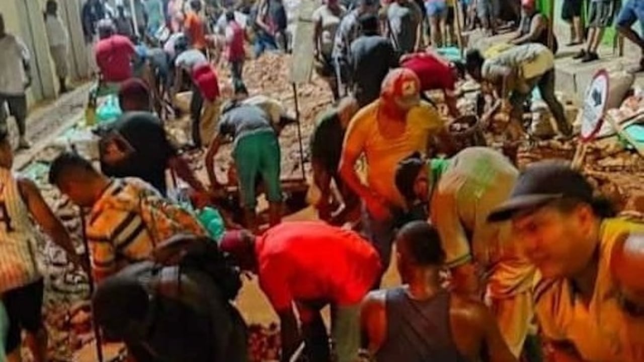 Las imágenes muestran como incluso la comunidad ha parcelado la calle para tener un espacio para la búsqueda