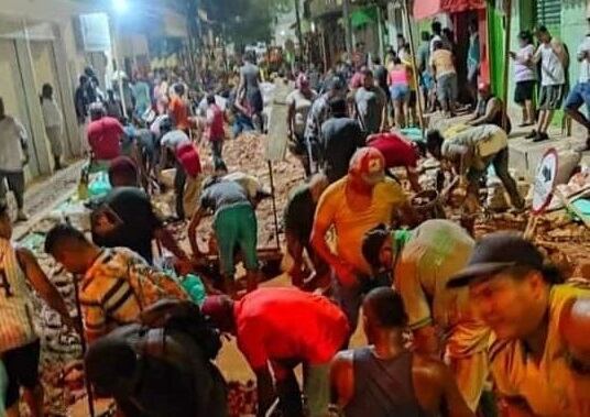 Las imágenes muestran como incluso la comunidad ha parcelado la calle para tener un espacio para la búsqueda
