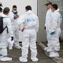 Investigadores policiales se preparan para ingresar a una cárcel donde se desató un incendio fatal en Tuluá, Colombia, el martes 28 de junio de 2022. Las autoridades dicen que al menos 49 personas murieron después de que estalló dentro de la prisión durante lo que parecía ser un intento de motín el martes temprano . (Foto AP/Juan José Horta)