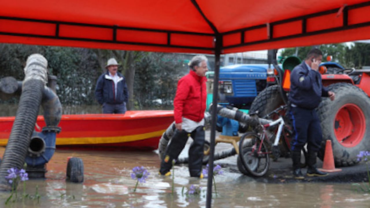 En la tregua de julio y agosto, los esfuerzos se han concentrado en obras de mitigacion, prevención y contención. A la izquierda, el gobernador de Cundinamarca, Andrés González, monitorea el dragado de los ríos.