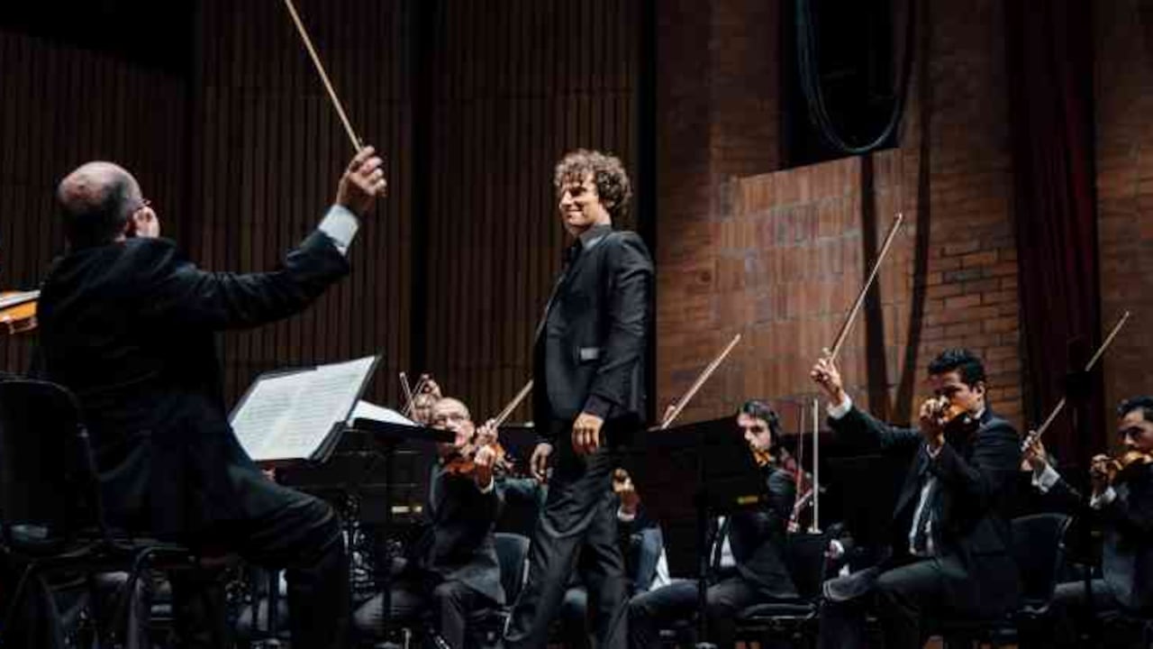 La Orquesta Filarmónica de Medellín tocando en el Teatro Mayor Junio Mario Santo Domingo con el pianista David Greilsammer. Foto cortesía de la Filarmed