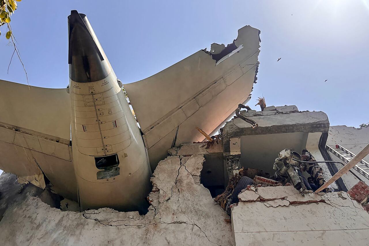 Imagen del avión estrellado contra un edificio residencial en la India