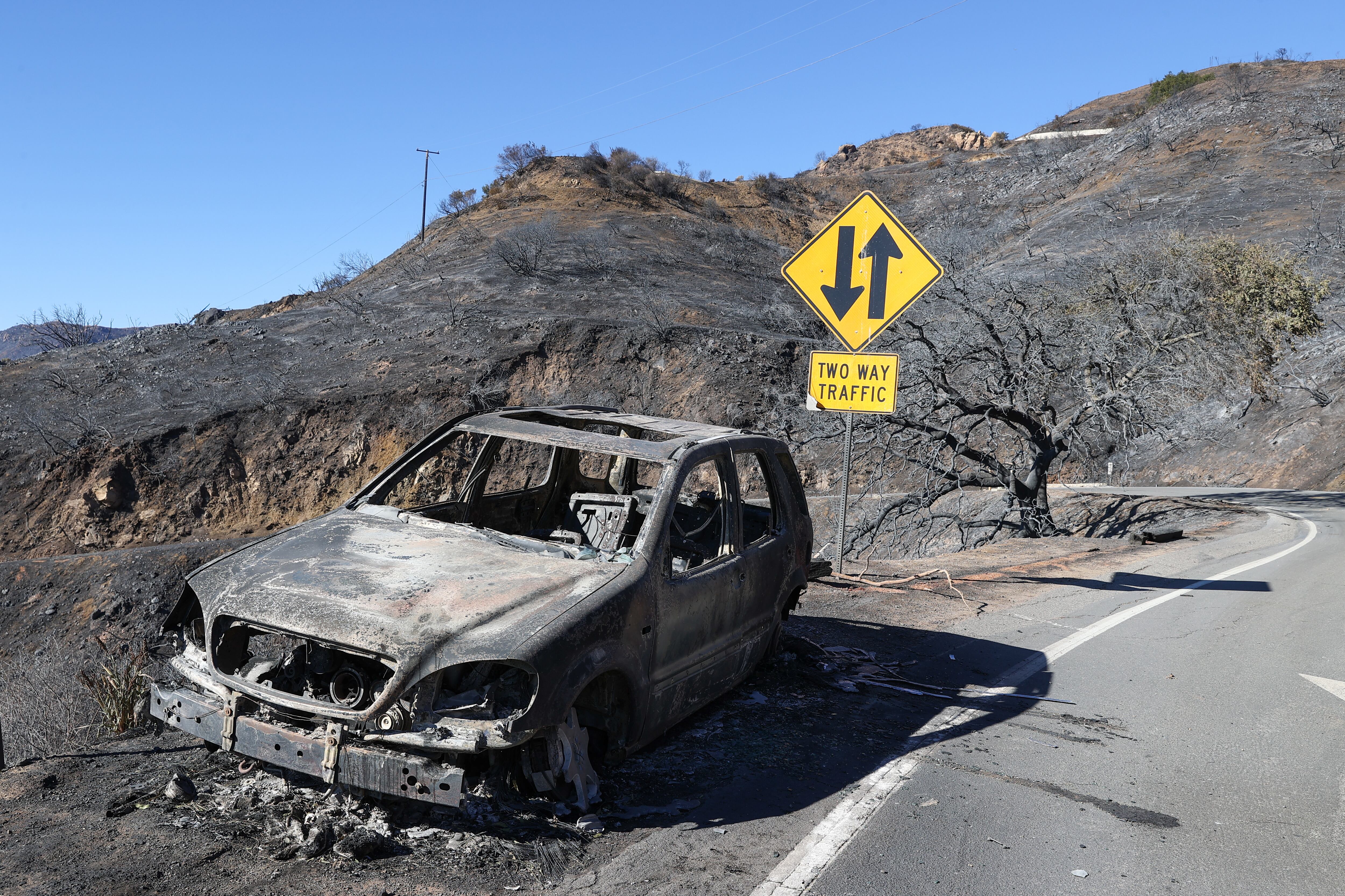 Los incendios en un carro, por lo general, obedecen a fallas mecánicas, eléctricas o humanas.
