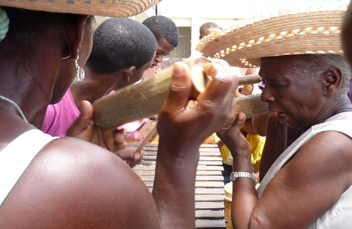 Las cantaoras, cada una con su guasá, son de suma importancia para entonar los ritmos del Pacífico.