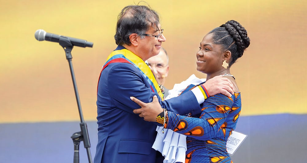 Ante Dios, el pueblo “y mis ancestros y ancestras” juró la vicepresidenta Francia Márquez. Sin duda, ella fue una de las protagonistas de la jornada. Además de esta dignidad, tendrá el cargo de ministra de la Igualdad. La otra protagonista de la posesión del presidente Gustavo Petro fue la espada de Bolívar.