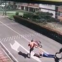 Los ladrones golpearon a su víctima y luego le robaron sus pertenencias en el barrio La Estrada, en Bogotá