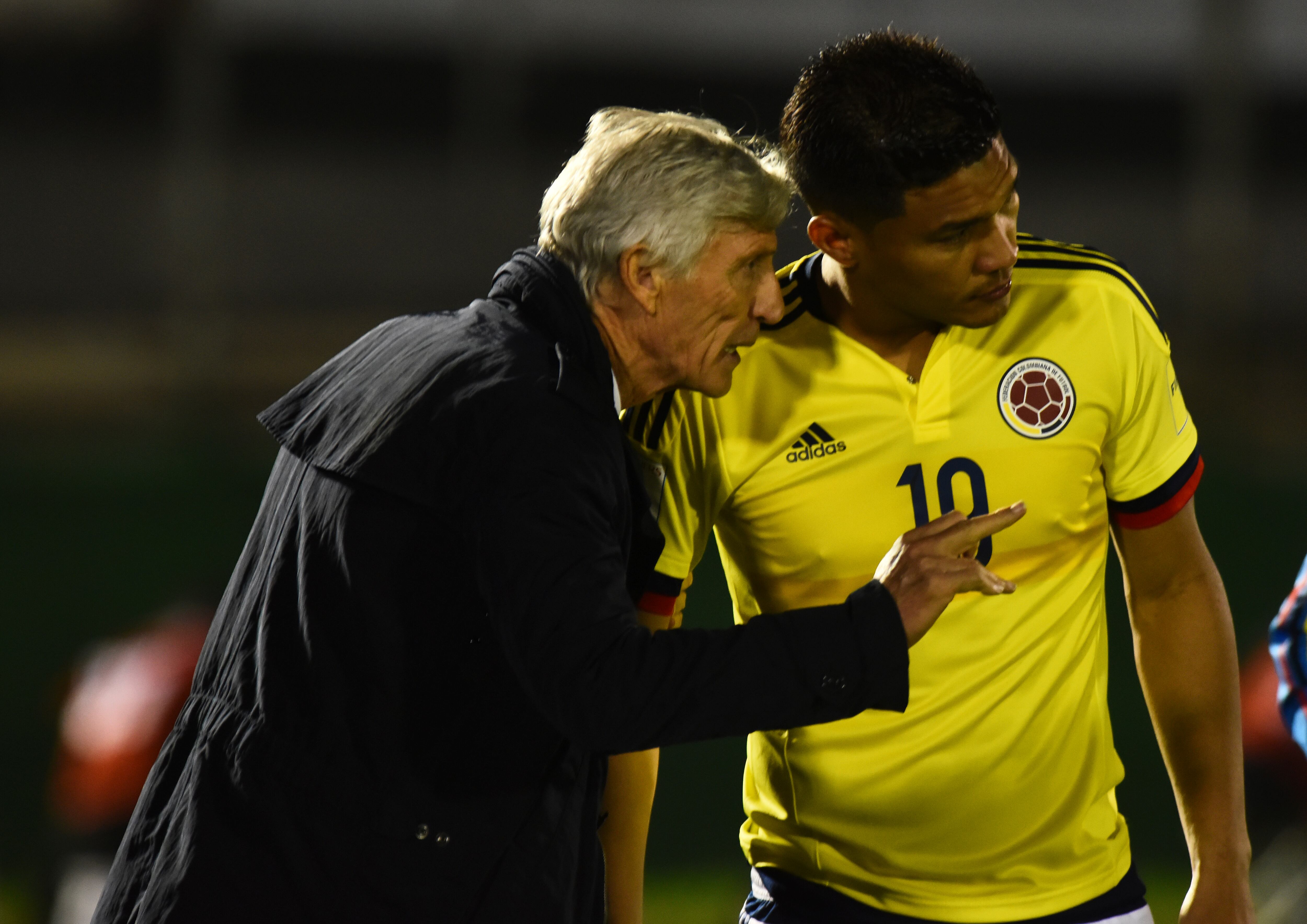 Teófilo Gutiérrez junto a José Pékerman en la Selección Colombia 2015.