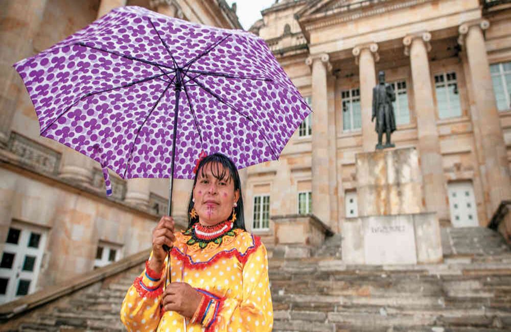 Olivia Charicha, del pueblo indígena embera katío, visibilizó los problemas sociales de su comunidad en el Capitolio Nacional, en Bogotá.