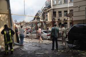 La gente observa cómo los rescatistas ucranianos desmantelan los escombros de un edificio administrativo destruido en el centro de Odesa después de un ataque con misiles el 20 de julio de 2023, en medio de la invasión rusa de Ucrania. Foto: AFP