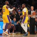 El alero de los Lakers de Los Ángeles, LeBron James (23) y el escolta Bronny James (9) en cancha durante la primera mitad del juego de la NBA ante los Timberwolves de Minnesota, el martes 22 de octubre de 2024, en Los Ángeles. (AP Foto/Eric Thayer)
