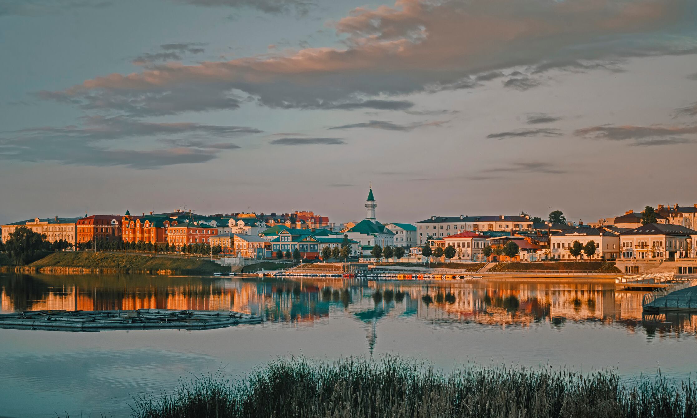 Una vista del distrito Staro-Tatarskaya Sloboda en Kazán temprano en la mañana. Lago Kaban y mezquitas