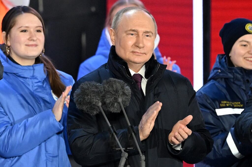El presidente y candidato presidencial ruso, Vladimir Putin, se dirige a la multitud durante una manifestación y un concierto para celebrar el décimo aniversario de la anexión rusa de Crimea en la Plaza Roja de Moscú el 18 de marzo de 2024.
NATALIA KOLESNIKOVA / AFP