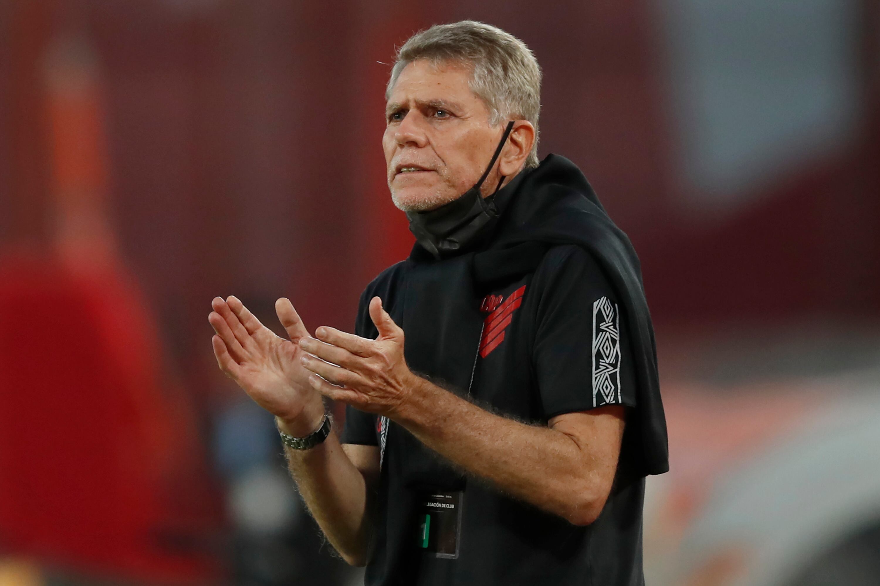 AVELLANEDA, ARGENTINA - DECEMBER 01: Paulo Autuori coach of Athletico Paranaense gives instructions to his players during a round of sixteen second leg match between River Plate and Athletico Paranaense as part of Copa Conmebol Libertadores 2020 at Estadio Libertadores de América on December 01, 2020 in Avellaneda, Argentina. (Photo by Natacha Pisarenko -Pool/Getty Images)