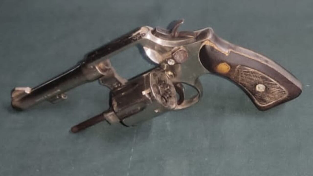 El arma de fuego encontrada entre los útiles de joven de 16 años en Bolívar.